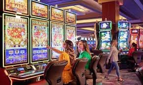Pengguna Indonesia memainkan slot online di smartphone dengan nyaman dan aman